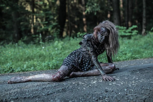 Enge Zombie Vrouw Liggend Het Bospad — Stockfoto