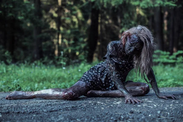 Skrämmande Zombie Kvinna Liggande Skogsstigen — Stockfoto