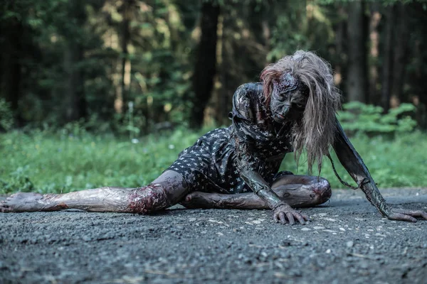 Enge Zombie Vrouw Liggend Het Bospad — Stockfoto