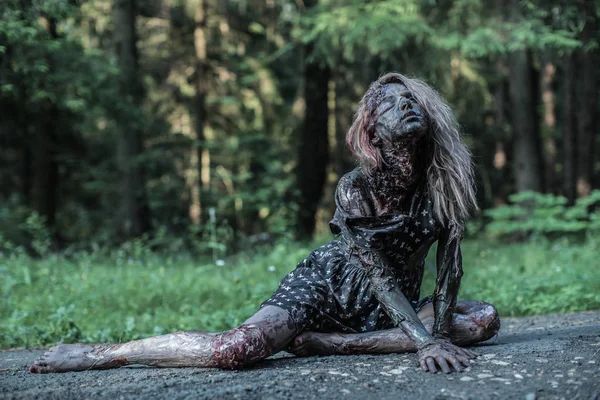 Skrämmande Zombie Kvinna Liggande Skogsstigen — Stockfoto
