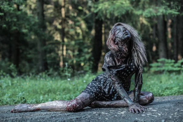 森の小道に横たわる恐ろしいゾンビ女 — ストック写真