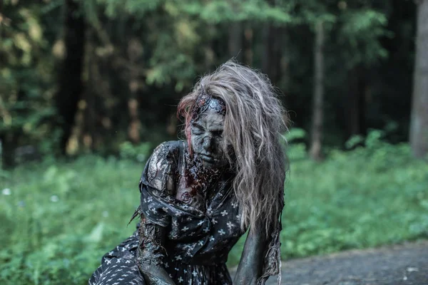 Przerażające Zombie Kobieta Pozuje Przed Leśną Ścieżką — Zdjęcie stockowe