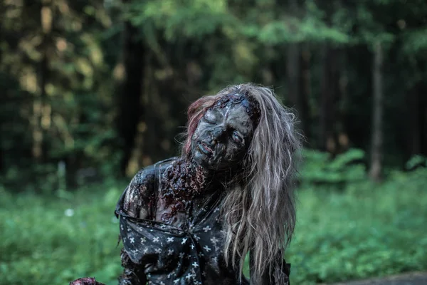 Przerażające Zombie Kobieta Pozuje Przed Leśną Ścieżką — Zdjęcie stockowe