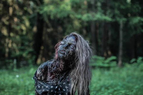 Enge Zombie Vrouw Poseren Bospad — Stockfoto