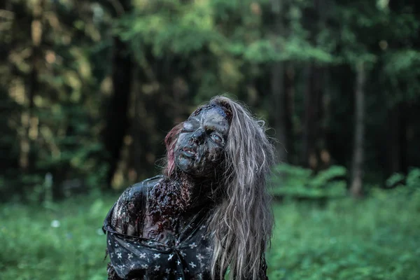 Enge Zombie Vrouw Poseren Bospad — Stockfoto