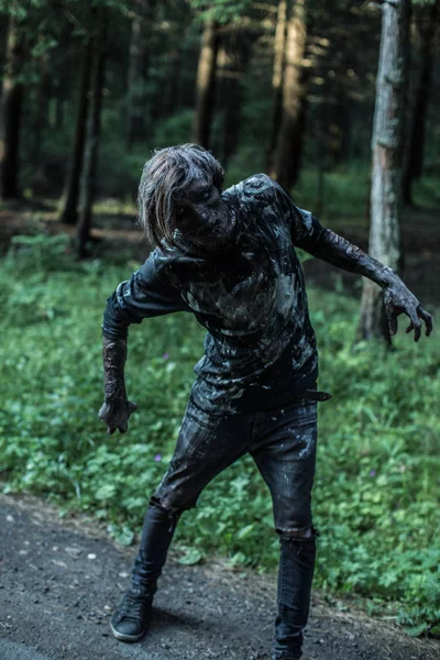Zombie Aterrador Hombre Posando Camino Del Bosque —  Fotos de Stock