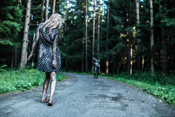 Zombie Uomo Donna Posa Insieme Nella Foresta — Foto Stock