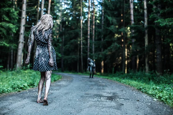 ゾンビの男と女の森で一緒にポーズ — ストック写真