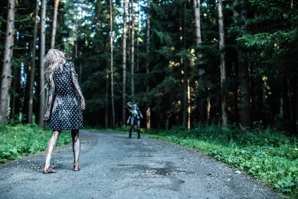 Zombie Homem Mulher Posando Juntos Floresta — Fotografia de Stock