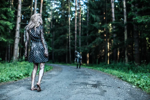 Zombie Uomo Donna Posa Insieme Nella Foresta — Foto Stock