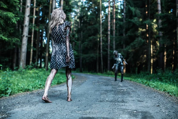 Zombie Uomo Donna Posa Insieme Nella Foresta — Foto Stock