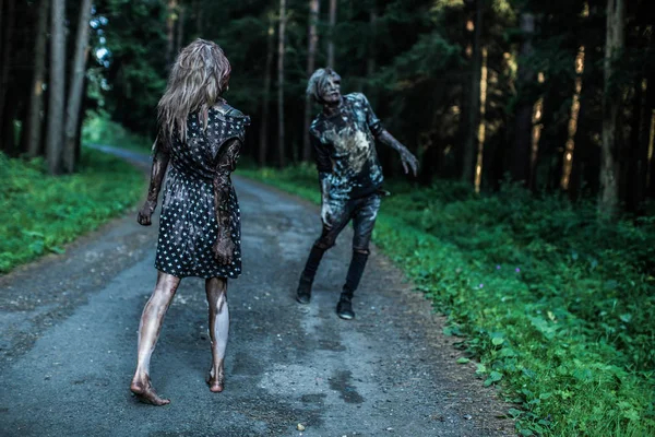 Zombie Uomo Donna Posa Insieme Nella Foresta — Foto Stock