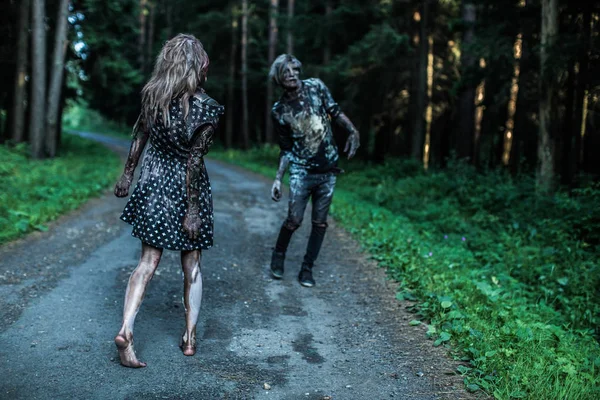 ゾンビの男と女の森で一緒にポーズ — ストック写真