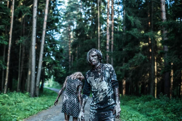 Zombie Homem Mulher Posando Juntos Floresta — Fotografia de Stock