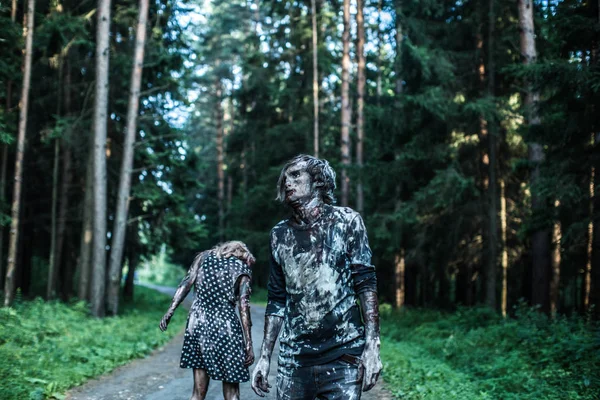 Zombie Homem Mulher Posando Juntos Floresta — Fotografia de Stock