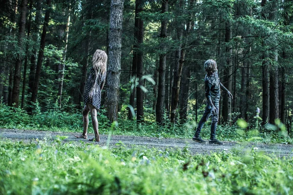 Zombie Man Vrouw Poseren Samen Het Bos — Stockfoto