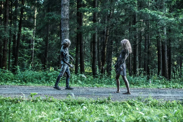 Zombie Man Vrouw Poseren Samen Het Bos — Stockfoto