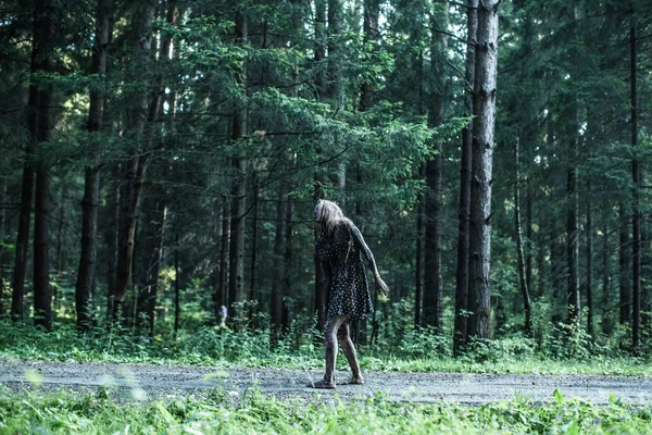 怖いゾンビ女性が林道でポーズ — ストック写真