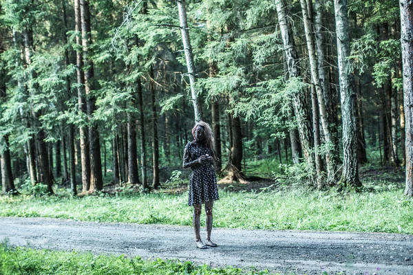 Spaventosa Donna Zombie Posa Sul Sentiero Della Foresta — Foto Stock