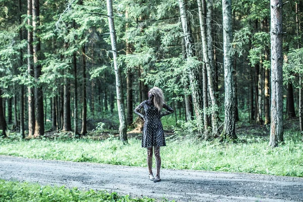 Страшна Зомбі Жінка Позує Лісовій Стежці — стокове фото