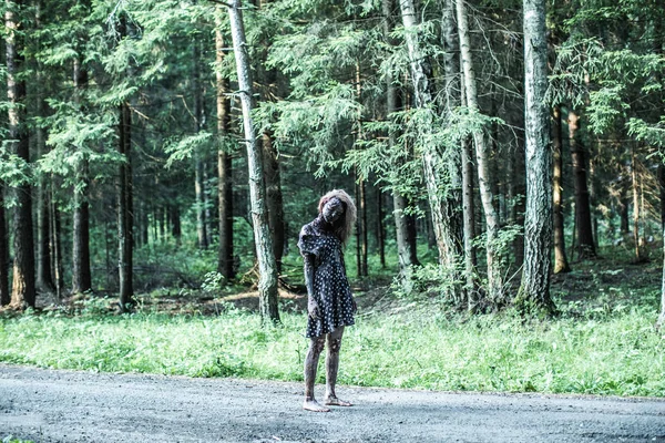 Mulher Zumbi Assustador Posando Caminho Floresta — Fotografia de Stock