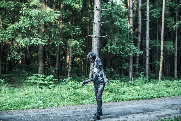 Spaventoso Zombie Uomo Posa Sul Sentiero Della Foresta — Foto Stock