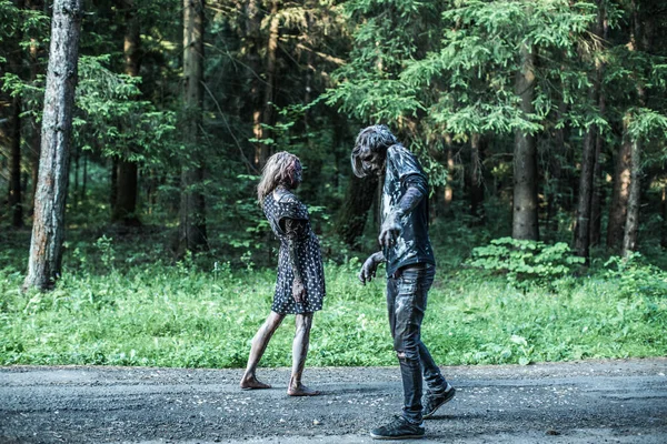 Zombie Uomo Donna Posa Insieme Nella Foresta — Foto Stock