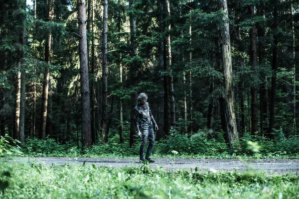 Spaventoso Zombie Uomo Posa Sul Sentiero Della Foresta — Foto Stock