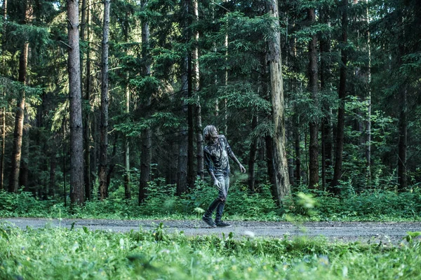 Spaventoso Zombie Uomo Posa Sul Sentiero Della Foresta — Foto Stock