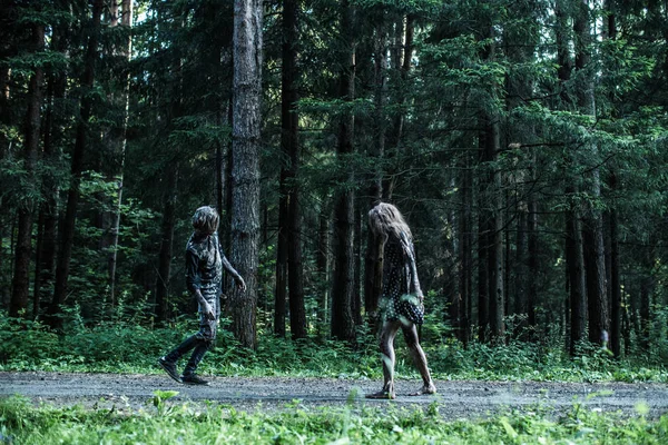 Zombie Man Vrouw Poseren Samen Het Bos — Stockfoto