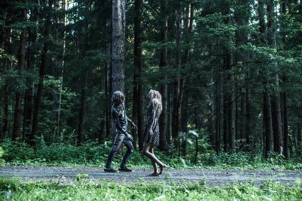 Zombie Homme Femme Posant Ensemble Forêt — Photo