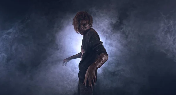 Страшний Зомбі Чоловік Позує Темному Туманному Фоні Підсвічуванням — стокове фото