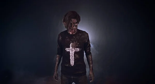 Skrämmande Zombie Man Poserar Mot Mörka Dimmiga Bakgrunden Med Bakgrundsbelysning — Stockfoto