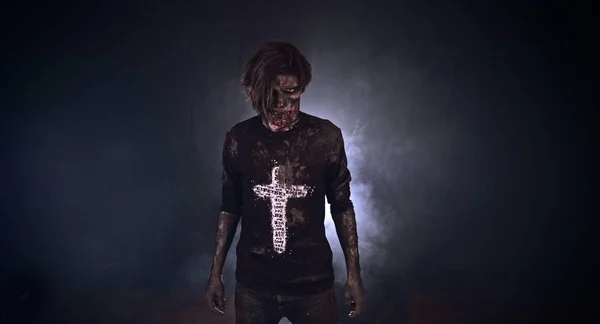 Skrämmande Zombie Man Poserar Mot Mörka Dimmiga Bakgrunden Med Bakgrundsbelysning — Stockfoto