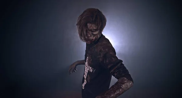 Hombre Zombie Miedo Posando Sobre Fondo Oscuro Brumoso Con Luz — Foto de Stock