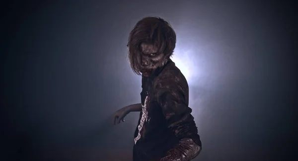 可怕的僵尸男子摆姿势对黑暗的雾蒙蒙的背景与背光 — 图库照片