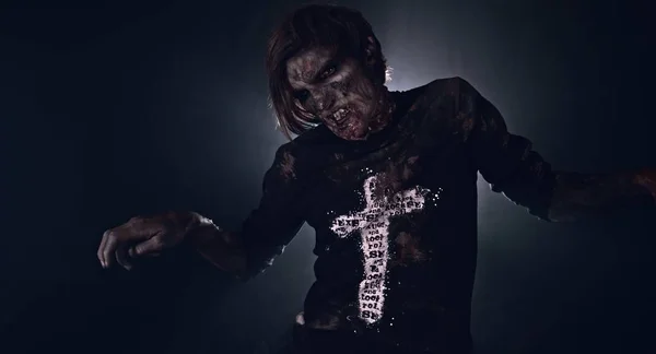 Enge Zombie Man Poseren Tegen Donkere Mistige Achtergrond Met Achtergrondverlichting — Stockfoto