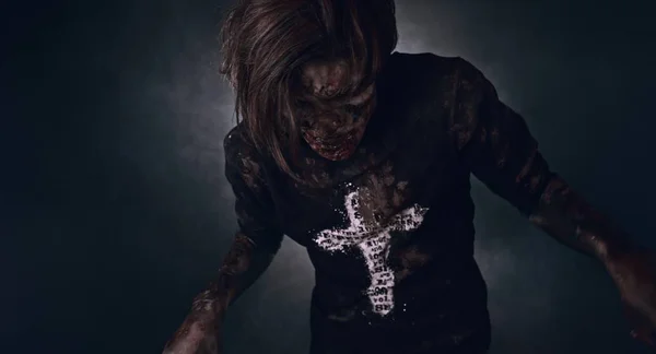 Hombre Zombie Miedo Posando Sobre Fondo Oscuro Brumoso Con Luz —  Fotos de Stock
