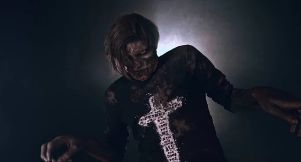Scary Zombie Ember Háttérvilágítás Ködös Sötét Háttér Előtt Pózol — Stock Fotó