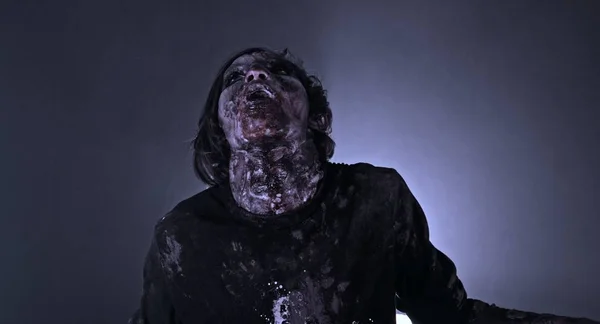 Страшный Зомби Человек Позирует Темном Туманном Фоне Подсветкой — стоковое фото