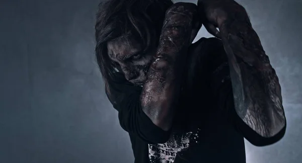 Spaventoso Zombie Uomo Posa Contro Scuro Nebbioso Sfondo Con Retroilluminazione — Foto Stock