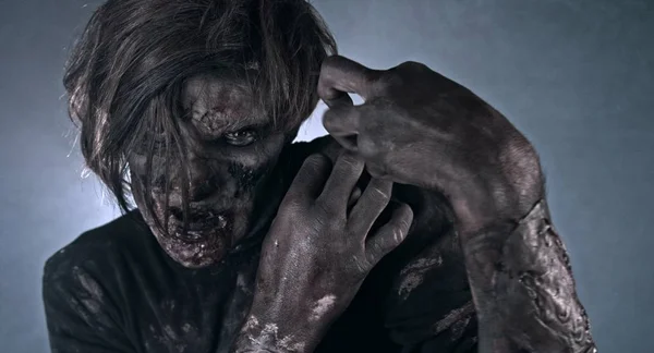Gruseliger Zombie Mann Posiert Vor Dunklem Nebligem Hintergrund Mit Gegenlicht — Stockfoto