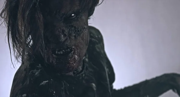 Spaventoso Zombie Uomo Posa Contro Scuro Nebbioso Sfondo Con Retroilluminazione — Foto Stock