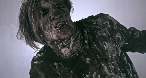 Pria Zombie Menakutkan Berpose Dengan Latar Belakang Berkabut Dengan Cahaya — Stok Foto