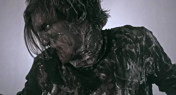 Skrämmande Zombie Man Poserar Mot Dimmiga Bakgrund Med Bakgrundsbelysning — Stockfoto