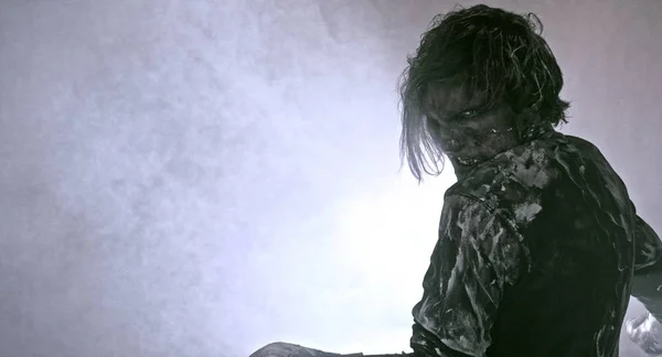 Strašidelný Zombie Muž Pózuje Zamlžené Pozadí Podsvícením — Stock fotografie