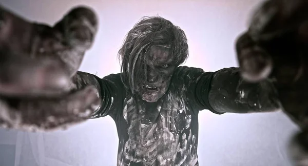 Scary Zombie Ember Jelentő Ködös Háttér Háttérvilágítással — Stock Fotó
