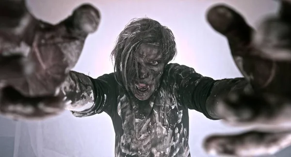 Spaventoso Zombie Uomo Posa Contro Nebbioso Sfondo Con Retroilluminazione — Foto Stock