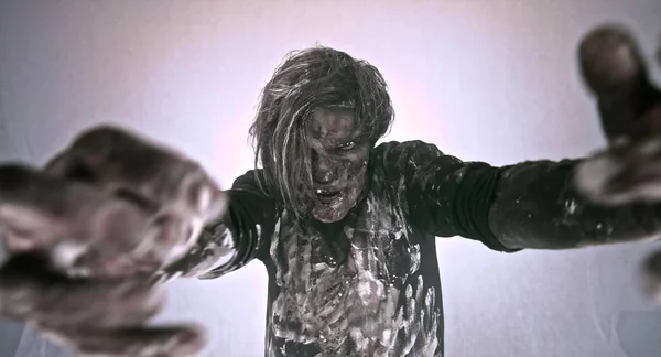 Przerażające Zombie Mężczyzna Pozowanie Przed Mglisty Tło Podświetleniem — Zdjęcie stockowe