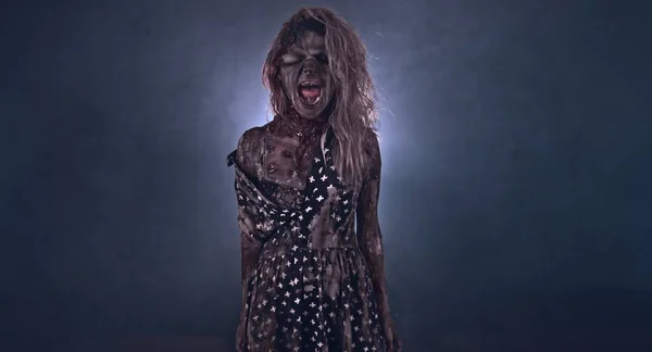 Inquietante Zombie Donna Posa Contro Scuro Sfondo — Foto Stock